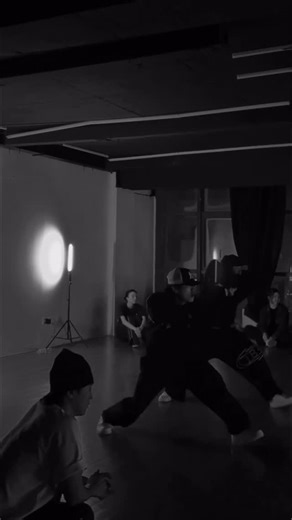 Rick on Instagram: "NO DISTRACTION WORKSHOP . . DC: @leavesinseven & @blrrick 😮‍💨 . . #squadzzdancestudio #blrrick #workshop #dance #nahwecousins"