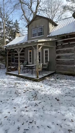 Beautifully renovated 1800s authentic log cabin 😍 | Mountain Cabins