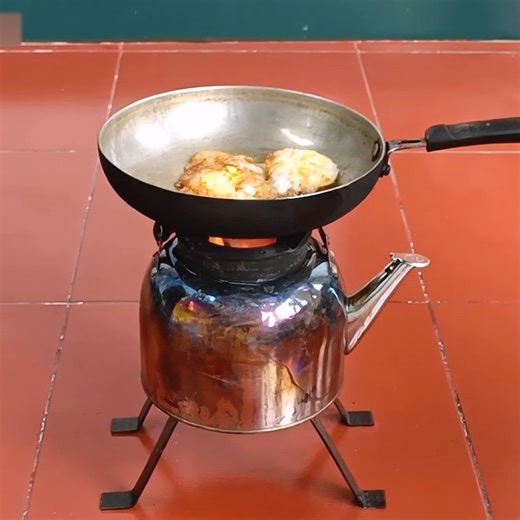 How to make a wood stove from an old kettle. | Random Crafts DIY