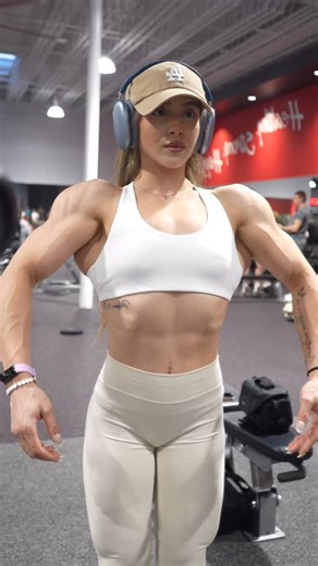 Ruby Rivera on Instagram: "If you see me getting a little fluffier this season it’s because the physique underneath is going to be insane 🙂‍↔️ @youngla @younglaforher RIVERA #gymgoals #gymgirl #gymtips #musclegirl #aesthetics #fitnessgirl #leanmuscle #musculacao #gymgains"