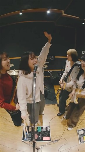 ハク。 on Instagram: ""あいっ！"リリースから1年☝🏼⟡꙳ たくさんの世代の方に聴いて頂けている一曲！ ライブでもみんな歌ってくれてありがとう🎙️ これからもたくさん聴いてください！ "Ai!" One year since its release☝🏼⟡꙳ This song has been heard by many generations! Thanks to everyone for singing it at our live shows: 🎙️ Please continue to listen to it a lot! movie by @ruirui111946 #ハクマル"