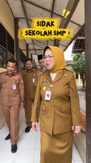 Etik Suryani | Gimana, tadi ada yang deg-degan nggak pas saya masuk kelas? 🤭 Tenang, saya nggak lagi mau kasih ujian dadakan kok. Cuma mau memastikan... | Instagram