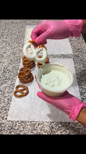 12K views · 222 reactions | I put together a fast, helpful pretzel-dipping tutorial to make your treat-making a little easier. Sharing it here in case it can help someone in the community too!  If this was helpful, feel free to follow, like, and share to help another treat maker! #simplysweetclt #LuxuryTreats #chocolatecoveredpretzelrods #chocolatecoveredpretzels #pretzels | Simply Sweet CLT | Facebook