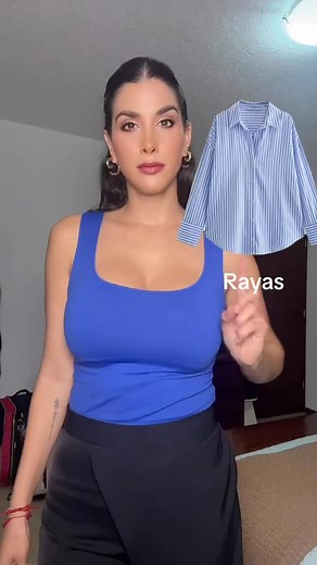 ¿Sabías que una camisa de rayas puede comunicar cosas totalmente distintas dependiendo del color con el que la combines? 🤍💛🤎🌸❤️💙 Hoy te muestro qué transmiten las rayas según el color de tu pantalón de vestir, para que armes outfits con intención y te veas espectacular ✨ 🤍 Rayas blanco: elegancia, limpieza y profesionalismo. 💛 Rayas amarillo: creatividad, energía y dinamismo. 🤎 Rayas marrón: estabilidad, calidez y confianza. 🌸 Rayas rosa: amabilidad, cercanía y modernidad. ❤️ Rayas rojo