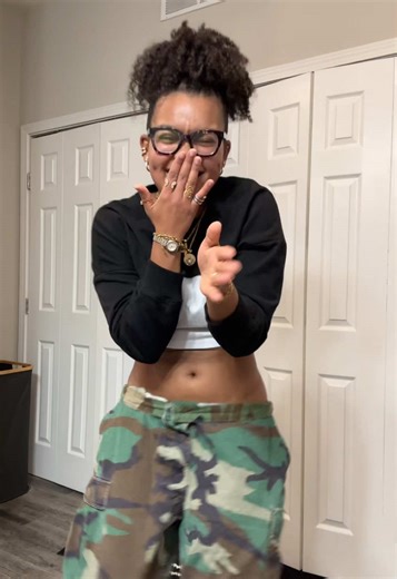 Idk who made this dance but it was fun asl #tiktokdance #upsidedown #curlyhairroutine