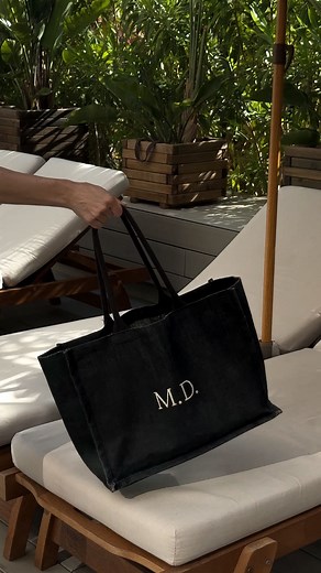 Miroslava Dobis | on Instagram: "  Moja letná výbava na ochranu pred slnkom od @eucerin_sk 1. Na tvár: Ultraľahký fluid Hydro Protect SPF50+ (novinkou je aj tónovaná verzia) 2. Na telo: Transparentný sprej Dry touch Oil Control SPF50+ 3. Po opaľovaní: Regeneračný gelový krém Sensitive Relief Nezabúdajte, že slnečná ochrana má byť každodenným rituálom – nie sezónnou voľbou. ☀️ #eucerinsun #eucerinczsk #eucerinSPF"