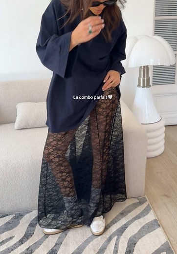 Jupe en dentelle et tee-shirt oversize : le combo parfait