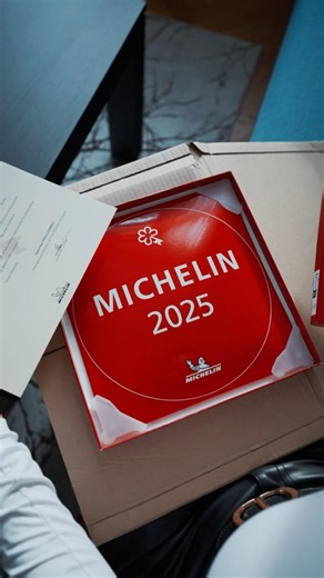 Unboxing Michelin Plaque | Villa Julius & Emma P.