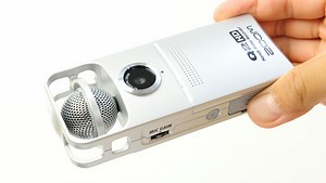 You can choose the spread of the sound with a spherical microphone, you can also record full HD movies "Zoom Q2HD" review