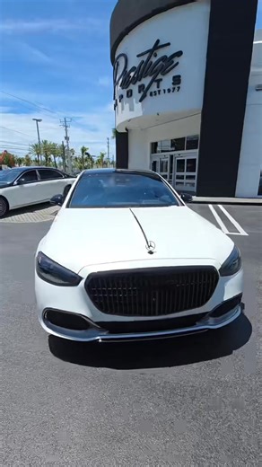 Visual Tour 🤍 Rare Spec at @prestigeimports 2024 Maybach S680 V12 Night Edition in MANUFAKTUR Moonlight White Metallic 🤍 with Black Pearl Nappa Leather interior. This spec is rare because usually the Night Series comes with a Dual-Tone Exterior Paint: Onyx Black and Mojave Silver. The S680 Night Series is powered by a 6.OL V12 biturbo engine, producing 621 hp and 664 lb-ft of torque. #Maybach #S680 #S680nightedition #luxury #Luxurycar #Luxurycars #V12 | Star People World