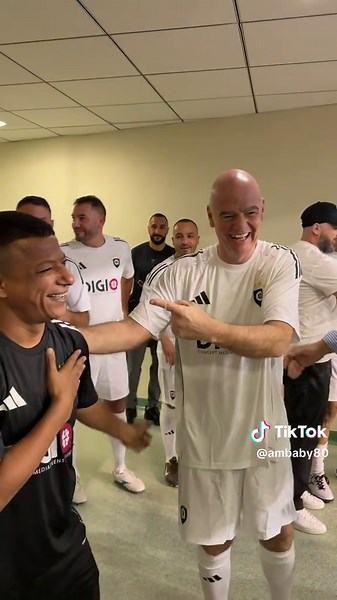 ‏إمبابي مع رئيس الفيفا 😱😱😱😱😱#جمهور_شبيه_امبابي #قطر🇶🇦 #شبيه_امبابي🇫🇷🇾🇪 #❤️❤️❤️❤️ #mbappe