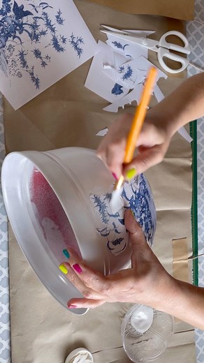 Dollar Tree DIY: faux chinoiserie planter using online images and #modpodge #crafts #diy #diyhomedecor #dollartreecrafts #dollartreediy | The Craftessa