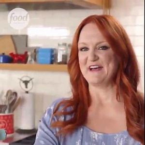216K views · 3.7K reactions | Ree Drummond shows us how to make this mouth-watering raspberry lemonade freezer pie, complete with juicy fresh raspberries mixed into the lemony filling. | Food Network UK | Facebook