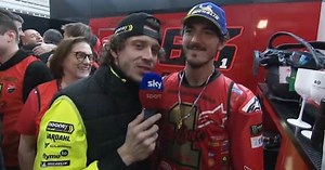 MotoGP, Bezzecchi scatenato: si improvvisa giornalista nel box di Bagnaia. VIDEO