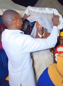 Mr. Angau Ajak Angau from Wut Mading Ngeth Angok unmasks his beautiful wife Mrs. Atong Chaw Mayol Juuk from Wut Pathuyith after conclusion of the wedding this evening in Bor Town. #Video Credit panda media | Pesahiko Media