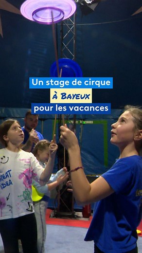 🎪✨ L'École de cirque de Bayeux a réuni 20 jeunes pour les initier aux arts du cirque pendant une semaine ! Boule, trapèze, jonglerie, acrobatie, fil… Débutants ou habitués, ils découvrent toutes les disciplines avant de choisir leur préférée pour créer un spectacle unique devant leurs familles 👨‍👩‍👧‍👦. Tout ce qu'il faut pour passer de super vacances ! 🤹 #Bayeux #Calvados #Normandie #Cirque #Enfants #Stage #Vacances #Acrobatie #Trapèze #Jonglerie #Spectacle #ÉcoleDeCirque #Activités #Jeune