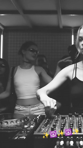 Electro Vibes by AADJA ☮️✌🏾 More in Comments 🎧🎶 #technoworldbeatsliveset #canada #djane #techno #toronto #montreal | Techno World Beats