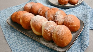 34K views · 139 reactions | Rețeta simplă de gogoși pufoase de post din aluat dospit cu drojdie. Gogoșile sunt deserturi simple, cu ingrediente puține, dar sunt fascinante și sunt preferate mai ales de copii. Dacă urmați rețeta prezentată, veți obține ogoși vanilate, aromate și goale la interior, care pot fi umplute cu gem. #desertdepost #retetevideo #reteteromanesti #bucatearomate #retetetraditionale #reteterapide #retetesimple | Bucate Aromate | Facebook