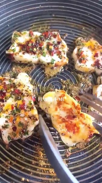 Chilli Glazed Halloumi Salad Quick & Flavorful 10-Minute Summer Recipe