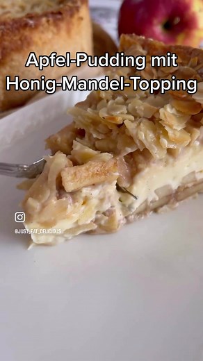 🍎Apfel-Pudding Kuchen mit Streuselboden und Honig-Mandel-Topping🍎 🍎 Backofen auf 180 Grad Umluft vorheizen und eine 24er Backform mit Backpapier auslegen und einbuttern 🔖Streuselteig 200 g Mehl 125 g kalte Butter 100 g Zucker 1 TL Vanillezucker 1/2 Pack Backpulver 🍎 Alles verkneten ( im TM 10 Sek/Stufe 6) 🍎in die Form geben und am Rand andrücken 🔖2 große Äpfel (550 g) schälen entkernen vierteln,in kleine Würfel schneiden und mit 50 g braunen Zucker und 1 TL Zimt vermischen und die Hälfte 