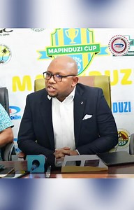 MAKUNDI YA MAPINDUZI CUP 2024: Klabu ya Simba SC imepangwa kundi moja na timu ya Singida Fountain Gate, APR ya Rwanda na Jamhuri kutoka Visiwani Zanzibar wakati Yanga SC yeye amepangwa dhidi ya KVZ ya Zanzibar, Vital'o ya Burundi na Bandari SC ya Kenya. Huyu hapa Mwenyekiti wa Kamati ya Kombe la Mapinduzi 2024, Mbarouk Othman akiyataja makundi hayo yanayozishirikisha klabu mbalimbali kutoka nchi sita za Ukanda wa CECAFA. Mashindano haya yanatarajiwa kuanza kurindima Desemba 28, 2023 katika Uwanj