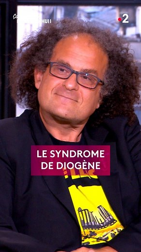 Qu'est-ce que le syndrome de Diogène ? 🎧 "Syndrome de Diogène : pour eux, jeter est une souffrance !" est disponible en podcast sur toutes les plateformes. #CCA @faustinebollaert @laurent_karila | Ça commence aujourd'hui