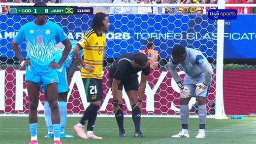 🏥 4 minutos de vídeo donde vemos al árbitro internacional argentino, Facundo Tello, al borde del llanto por una lesión en su rodilla y ni los médicos del Congo o Jamaica saltan al terreno de juego a tratarlo.👨‍⚕️ Si la persona del peto de la FIFA es...