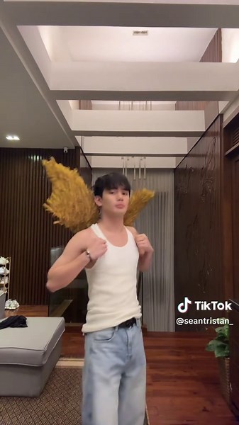 its impossible not to love felix #saltburn