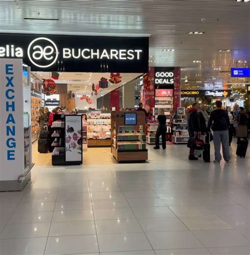 Andreea Ioana on Instagram: "26 decembrie. O zi nu tocmai reusita, cum au fost multe anul acesta, dar in care aleg sa ma gandesc la lucrurile frumoase care mi se intampla! Si va invit sa descoperiți in aeroportul Otopeni (Henri Coandă) @aihcb_ “inimile” de purtat sau de daruit, din colectia “Te Iubesc” realizata in colaborare cu @aerwear si prietena mea @danapa ! Daca înainte sa ca urcați in avion vreți sa luați cu voi un pic de dragoste românească ❣️ declinată intr-o ciocolată, un borcan de mie