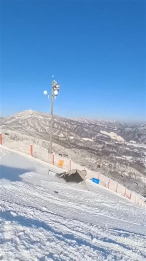 정의진 on Instagram: "미열 마른기침 콧물 가래 몸살 라이딩 . 오전타고 바로 병원 다녀왔어요😷 이번주 마지막 꿀설질 이라서 아땡 포기못하고 열심히 타봤는데 몸이 말을 잘 안듣네요(핑계) . 아직 목소리가 잘 안나와요오 살려주세요 . 풀상메이트📹 @jg9509_ . 🥽 @dicesnowgoggles 굿맨 울트라 실버미러 🏂 @drake_snowboarding 슈퍼스포츠 🏂 @thirtytwo 포커스 더블보아 부츠 🧾 @poongryusnow . 👕 @ovyo_korea 2526 Onyx 3layer jacket - Sage / XL 2526 Curve over fit pants - Timber / XL . 촬영장비 인스타 x5 @insta360kr 게이트 인터팀은 @team_laonhiljo"