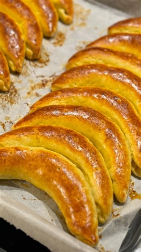 🔁✨🎄 Ahogy közeledik a karácsony… jön a gluténmentes Pozsonyi kifli is LisztMIX módra! 🎄✨ Puha, illatos, KALÁCS MIX-ünkkel pedig mindig tökéletes. 💁🏼‍♀️🎄 👉 Recept: https://lisztmix.com/glutenmentes-pozsonyi-kifli-recept WWW.LISZTMIX.COM 🌐 #LisztMIX #pozsonyikifli #menteskarácsony #gluténmentes #glutenfree #glutenfreerecipes #glutenfreebaking #glutenfreefood #laktózmentes #tojásmentes #vegán #veganrecipes #mentesreceptek #menteseten #vegyélhazait #lisztmixeskalandok #LisztMIXéletmód #mutim