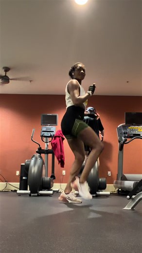 Salsa dance break in between sets makes workouts so fun 😆