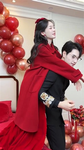 The best moment of the wedding day! 🥰👰‍♀️🤵‍♂️ ​From holding the door to carrying my loved one on my back—every traditional game in our Chinese wedding was filled with laughter and love! The auspicious red attire (perfect for winter) and the 'Shuang Xi' (囍) symbol—everything combined for a wonderful, lucky beginning! 🧧✨ ​#ChineseWedding | Random Mehedi