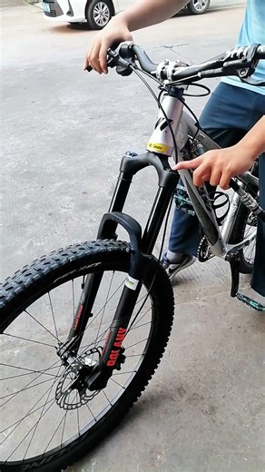 SATISFYING SETUP: Watch This Air Fork Pump Up in Seconds! 🚲