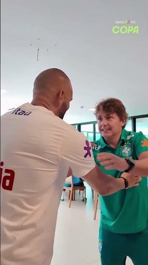 Neymar e Ancelotti, festival de abraços: veja as primeiras imagens da Seleção reunida #shorts