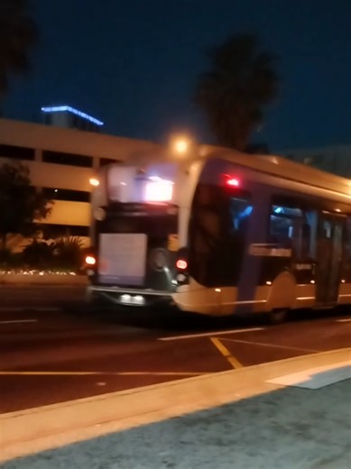 Un Heuliezbus gx337 linium hybride sur la U , c'est une affectation impossible mais lorsqu'un bus tombe en panne a technopôle de la mer un bus remplacement est donné et ils peut y avoir un hybride mais cela arrive seulement quand c'est le dernier départ ou qu'un autre bus l'attend au terminus #Toulon #reseaumistral #Heuliezbus #hybride #lignesU