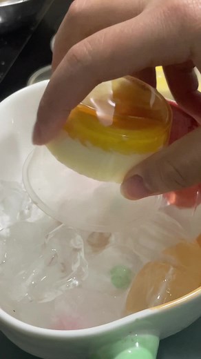 Tự làm bánh flan tại nhà thôi😝. Mình dùng : 3 quả trứng nguyên và 1 lòng đỏ . 450ml sữa tưoi không đường loại nào cũng được ạ , 1 muôi sữa ông thọ ( như hình ) , mình dùng 1 nắp vani nước . Phần caramel gồm 2 đường 1 nước mn đừng khuấy nhé ạ , đường vàng màu cánh gián mình cho thêm nước . 🧸 Đun nước sôi hạ về lửa nhỏ hấp bánh trong khoảng 15-25p . Chúc các bác thành công ạaa🎀💗#nauancungtiktok #xuhuongtiktok #carramel #nauan #nấuăn