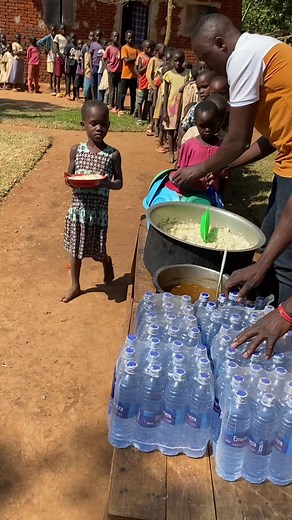Lets join efforts to feed hungry orphaned and vulnerable kids. Donate through link in bio 🙏.