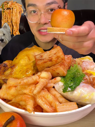 深夜美味猪脚饭，配料满满的享受