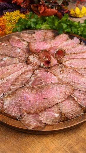 Teresa//Recetas Cocina/Cocina Tradicional/Cocina Km0 on Instagram: "🥩 Lomo ibérico casero Sin aditivos · sin conservantes · ideal si te apetece comer súper sano en casa 🤍 Tenía ganas de preparar lomo embuchado casero y, de verdad, no puede ser más fácil: buen lomo, sal y azúcar a partes iguales… y paciencia. El resultado queda brutal 😍 🧾 Ingredientes • 🥩 1 trozo de lomo ibérico • 🧂 Sal (la necesaria para cubrirlo) • 🍬 Azúcar (la misma cantidad que de sal) • 🌶️ Pimienta negra en bolitas (