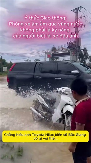 Clip: Phóng ầm ầm qua vũng nước không phải là kỹ năng của người biết lái xe đâu anh bán tải