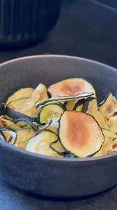 Watching carbs? Try THIS. These zucchini chips are low-carb, high-crunch, and 100% addictive. 💚 Join us for the 10-day keto challenge! 💪 Every day we'll post some delicious recipes that you can replicate at home and see the results for yourself! Write in the comments if you want to join the full challenge and we'll be in touch, or click the link in bio, and get your personalized diet plan now! ⤴ Also, feel free to ask for the full recipe.💬 Or click the link in bio.☝ #deliciousrecipes #ketocha
