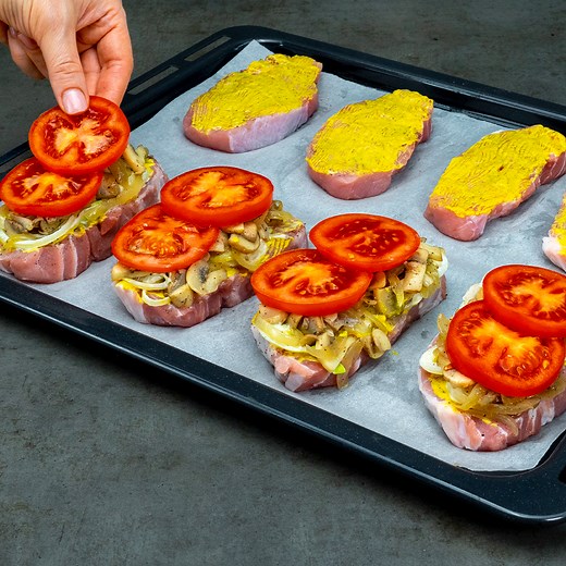 144K views · 743 reactions | Ein komplexes Mittagessen in 25 min! Dieses Rezept rettet mich jederzeit Zutaten: Schweinekotelett - 1,2 kg Salz - 5 g schwarzer Pfeffer - 2 g Senf - 40 g Zwiebel - 100 g Lauch - 150 g Mayonnaise- 50 g Zitrone - 1 Stück Zitronensaft - 25 ml Anbraten: Zwiebel - 70 g Pilze - 400 g Salz - 7 g schwarzer Pfeffer - 4 g Tomaten - 2 Stück Käse - 150 g IM BACKOFEN 180°C/ 25 MIN Blechgröße 45 x 35 cm | Cookrate - Deutschland | Facebook