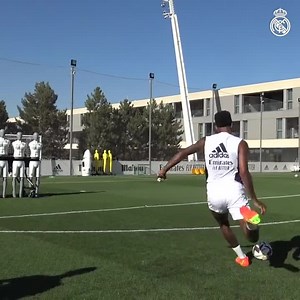 639K views · 10K reactions | TREMENDO 勞⚽ Los robots que tiene el Real Madrid para practicar tiros libres  Locura. | TNT Sports Argentina | Facebook
