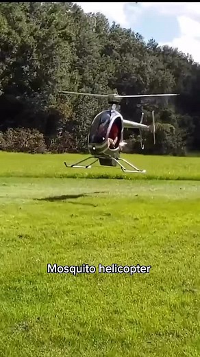 Este vídeo emocionante mostra um piloto habilidoso fazendo manobras com um helicóptero Mosquito Turbina, uma aeronave leve e ágil que é conhecida por sua performance excepcional. .Ele é um helicóptero ultraleve que pode ser construído a partir de um kit. É geralmente utilizado para fins recreativos, como voos de lazer, passeios turísticos, fotografia aérea, etc. Existem várias versões do helicóptero Mosquito, incluindo uma com motor a turbina, que oferece maior desempenho e capacidade de voo em 