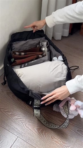 Biivoya on Instagram: "Have you ever seen a daily bag that can fit a down jacket?👀#backpack #totebags #mombag #diaperbag #travelbag"