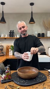 Körner Quarkbrötchen - Wer startet auch gesund ins neue Jahr? Hier habe ich eine proteinreiche und gesunde Alternative zu normalen Brötchen für dich. Die bekommt jeder ganz einfach und schnell zubereitet. Zutaten für 4-6 Brötchen: 300 g Magerquark 150 g Dinkelmehl 1 P Backpulver 100 ml Wasser 20 g Flohsamenschalen 1/2 TL Salz verschiedene Körner (z.B. Kürbiskerne, Sonnenblumenkerne und Chiasamen) Alle Zutaten bis auf die Körner in einer Schüssel vermengen und zu einem Teig kneten. Den Teig für 1