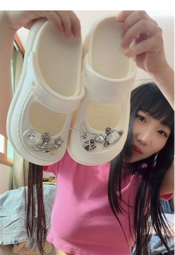 Decorating Cute Spring Crocs with Hello Kitty Themes