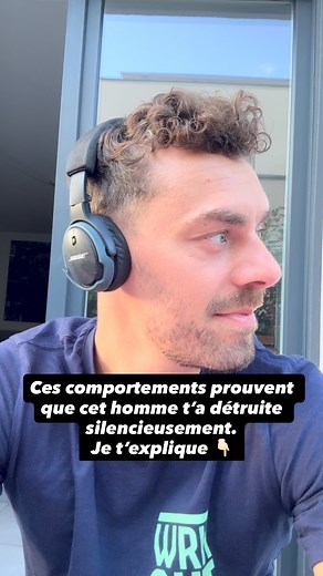 Ces comportements prouvent que cet homme t’a détruite silencieusement Il ne t’a pas brisée d’un coup. Il ne t’a pas crié dessus en permanence. Il n’a pas été violent de manière évidente. Non. Le plus dangereux, c’est quand un homme te détruit… en douceur, lentement, silencieusement. Sans que tu t’en rendes compte. Voici comment ça se passe : 1. Il a éteint ta confiance sans jamais lever la voix. Une remarque “pour rire”, un soupir, un regard qui juge. Rien de grave individuellement… mais répétée