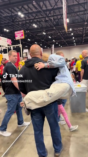 Molly Zombie: Hilarious VFX Puppet Animation